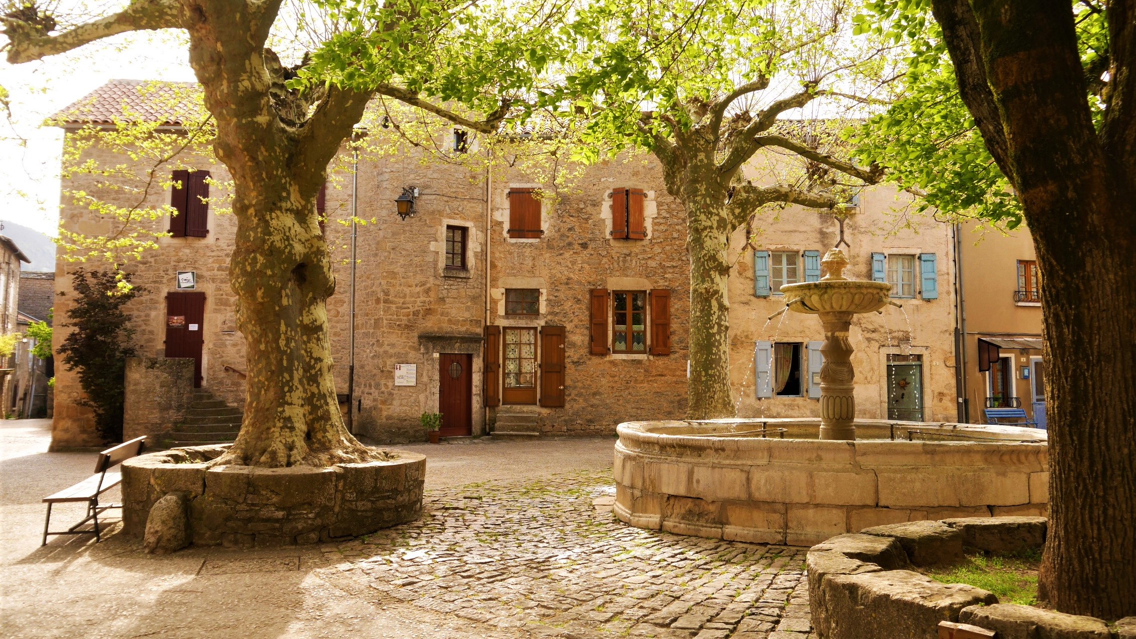FRANCE // Les villages historiques autour de Millau Arpenter le chemin