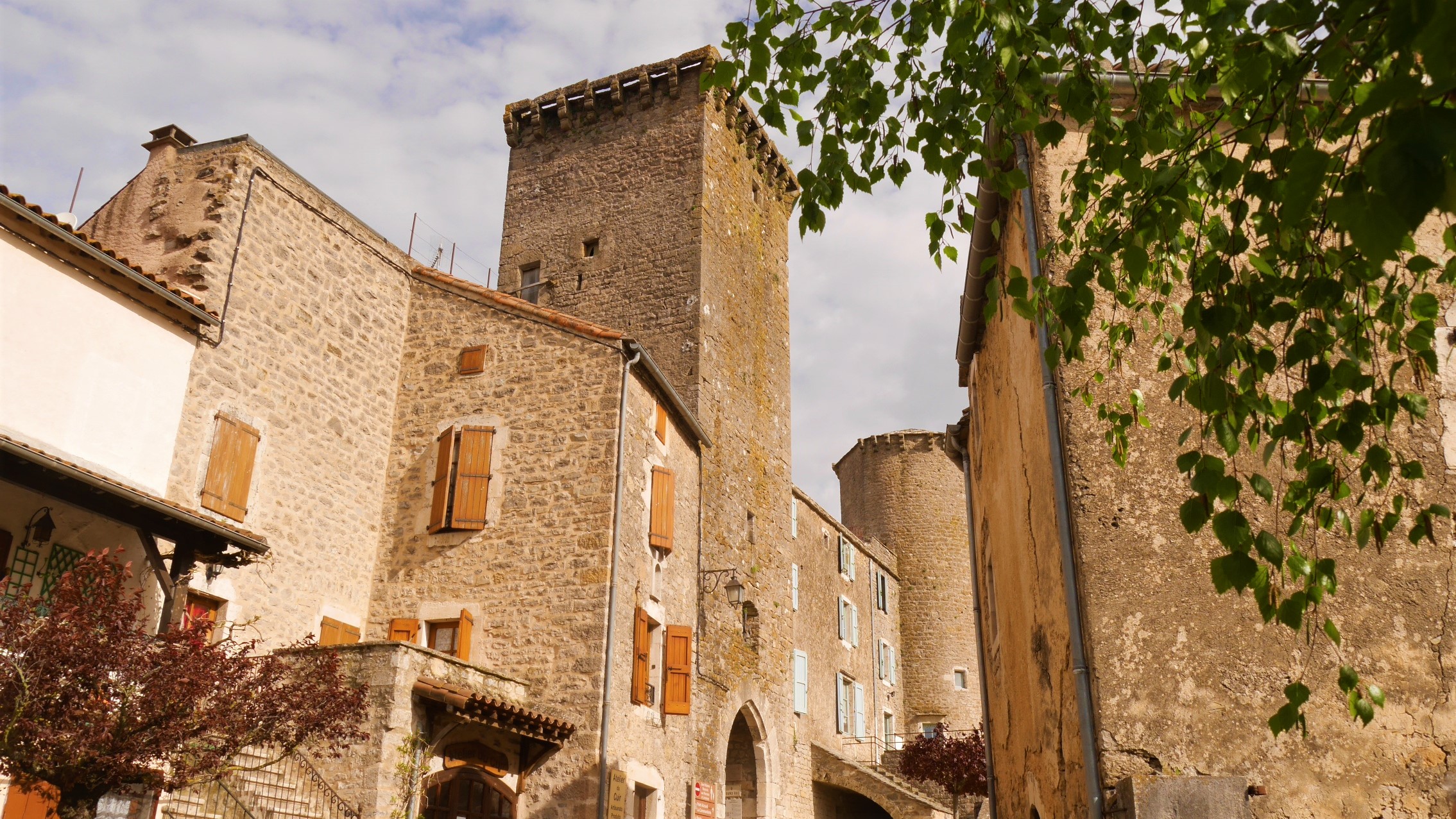 FRANCE // Les villages historiques autour de Millau Arpenter le chemin