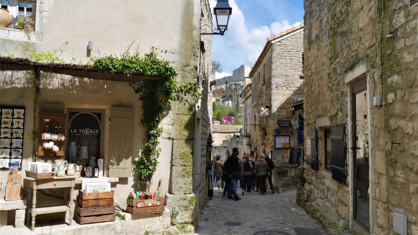 Baux de provence village medieval visiter a pied que voir blog voyage france arpenter le chemin
