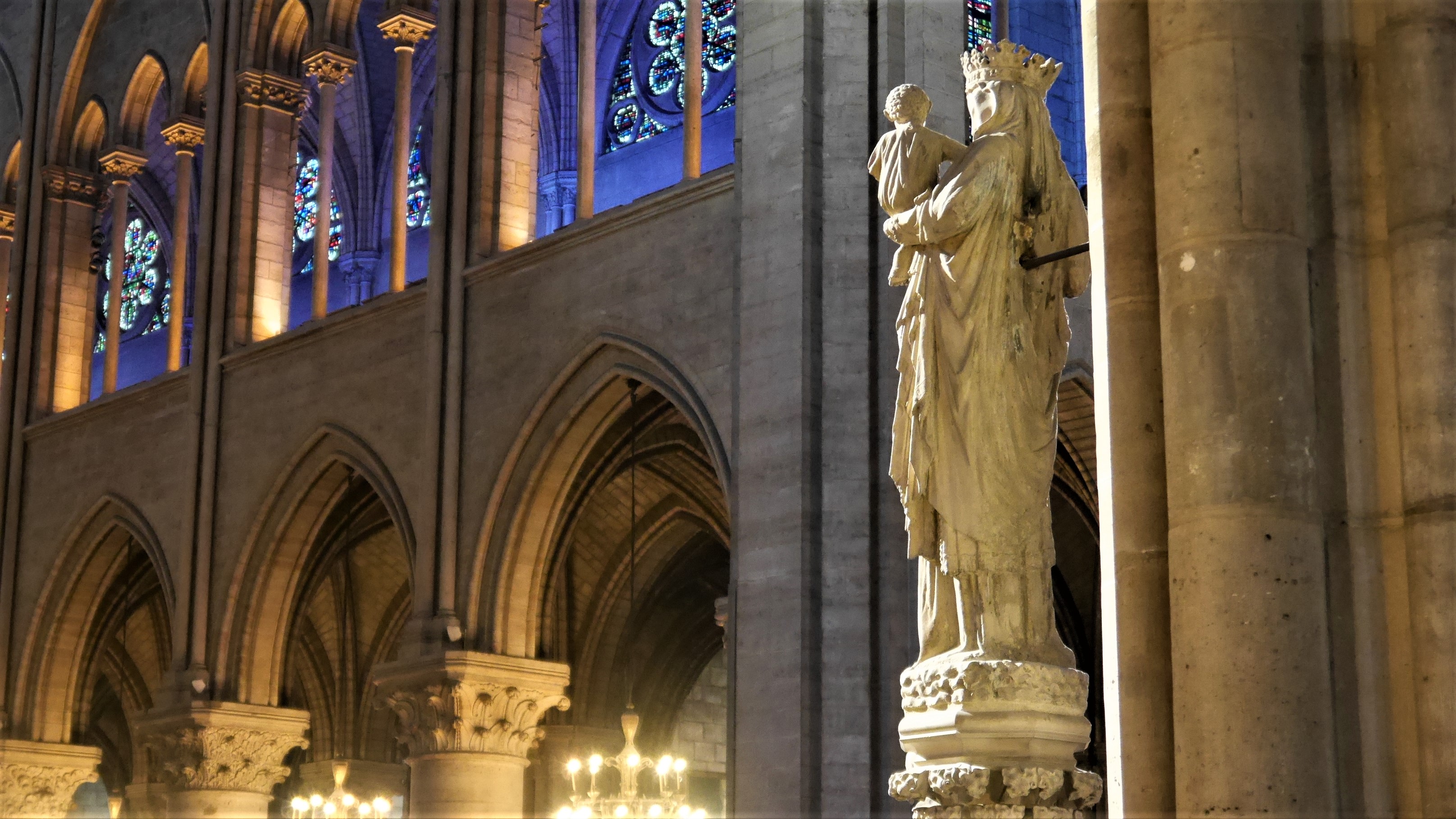 Notre-Dame paris statue mariale Vierge Marie catholiques visiter