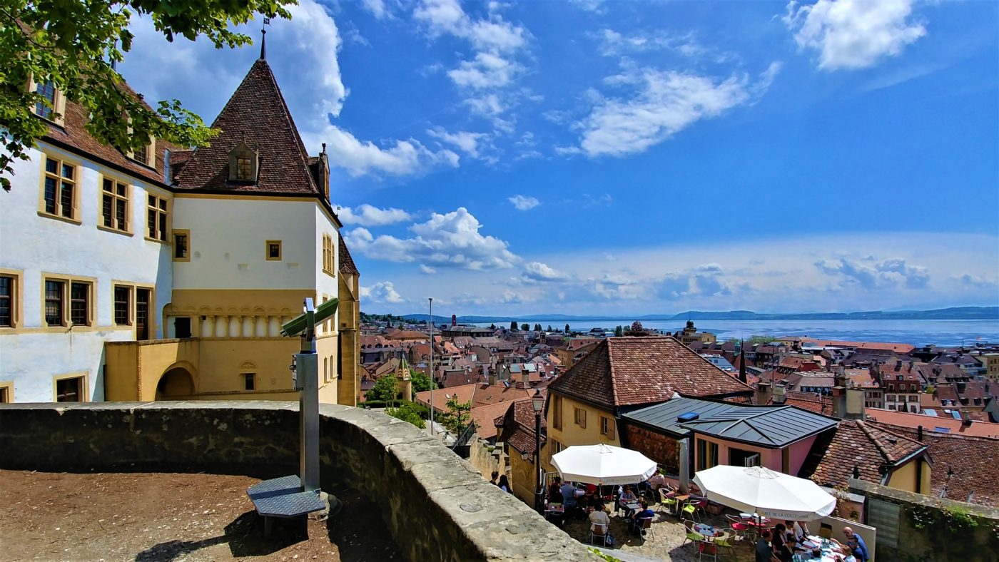 Neuchatel chateau visite a pied vieille ville blog voyage suisse arpenter le chemin